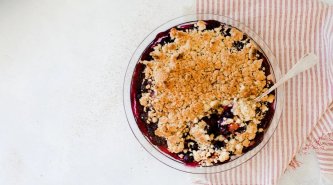 Rebarborovo-borůvkový crumble